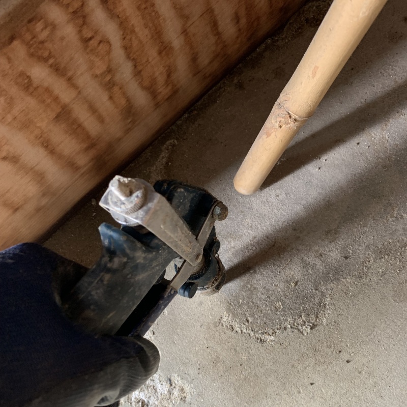 玄関土間にシロアリ駆除剤を注入