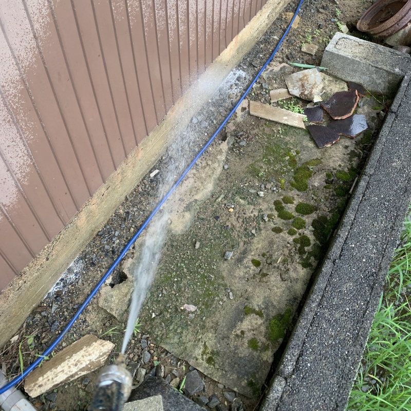 外壁の基礎にシロアリ駆除剤を散布