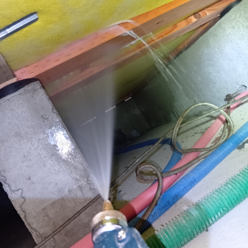 床下の木部に防蟻剤を散布