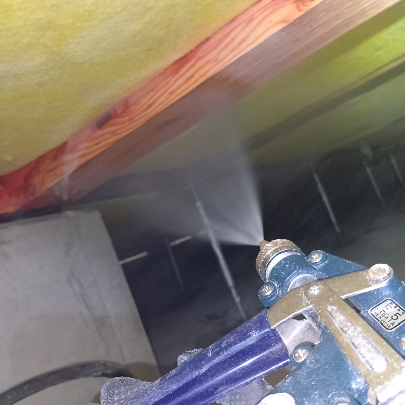 床下の木部に防蟻剤を散布