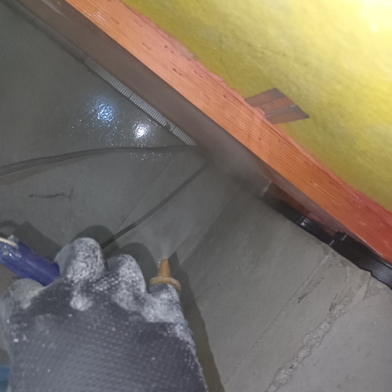 床下の基礎に防蟻剤を散布