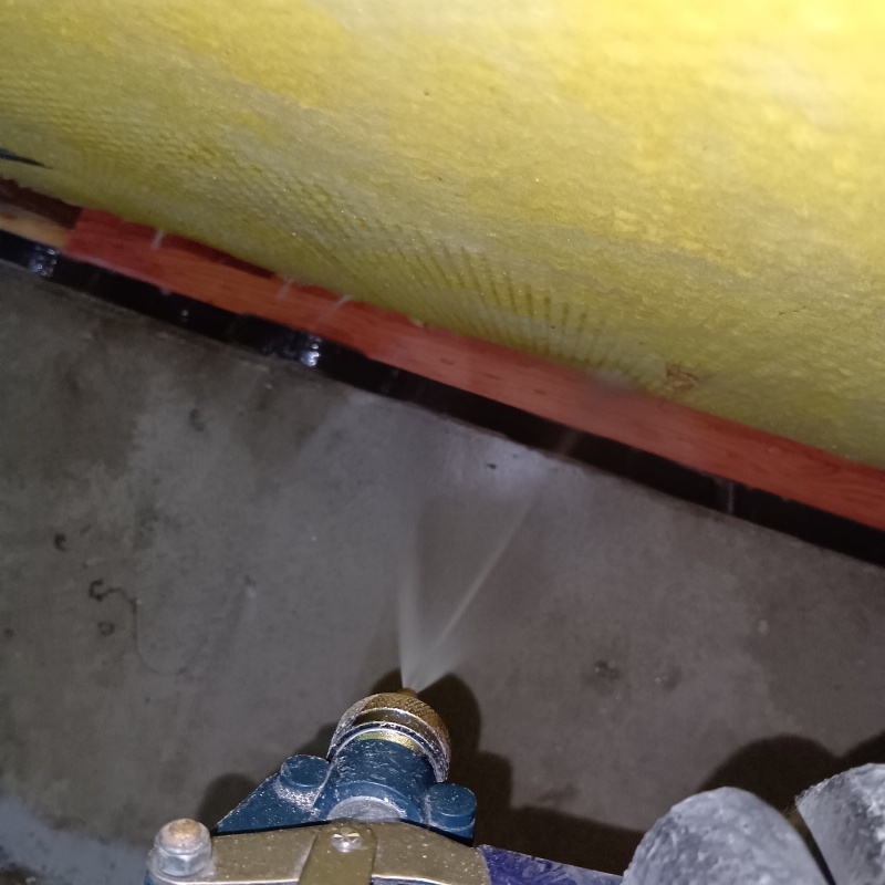 床下の基礎に防蟻剤を散布