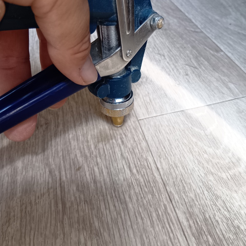 室内のフローリングに防蟻剤を注入