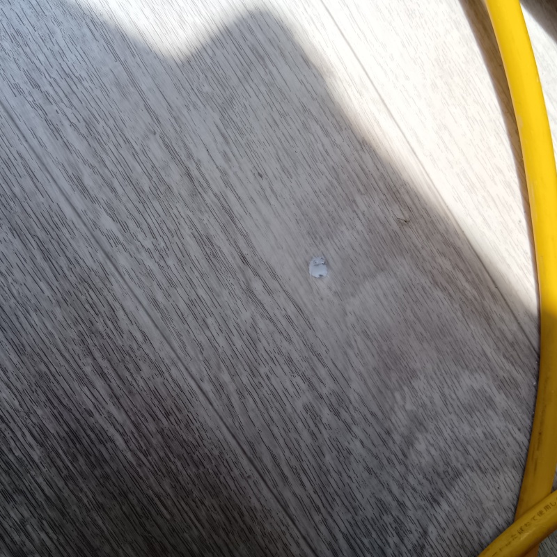 開けた穴を補修剤で充填