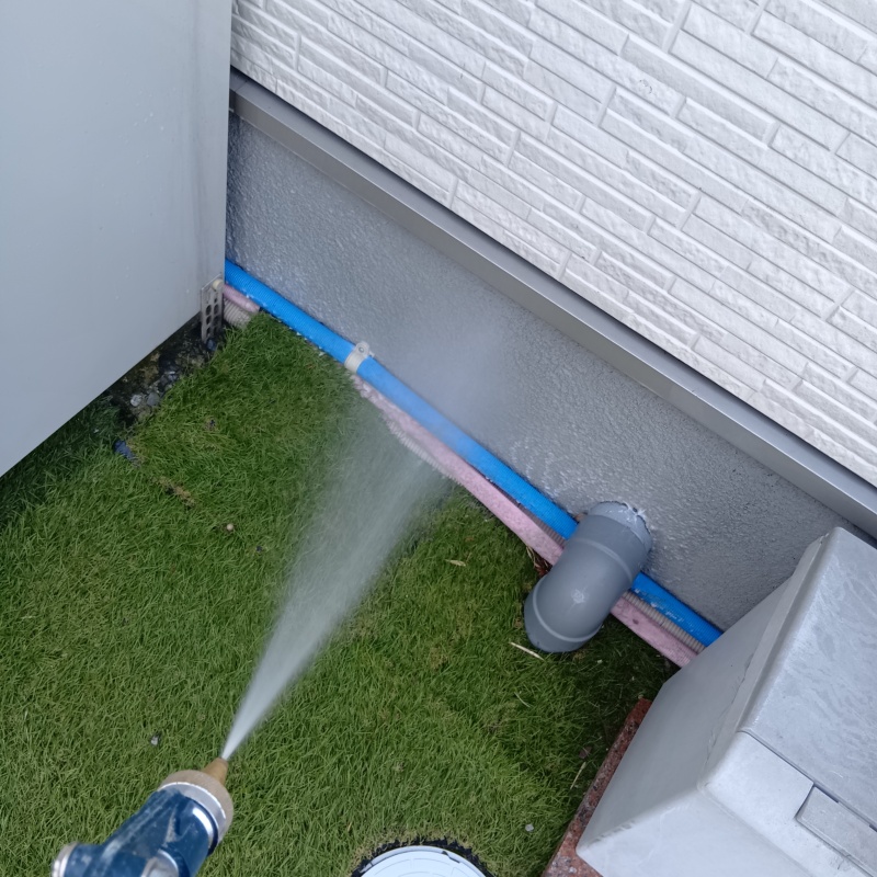 外壁の基礎に防蟻剤を散布