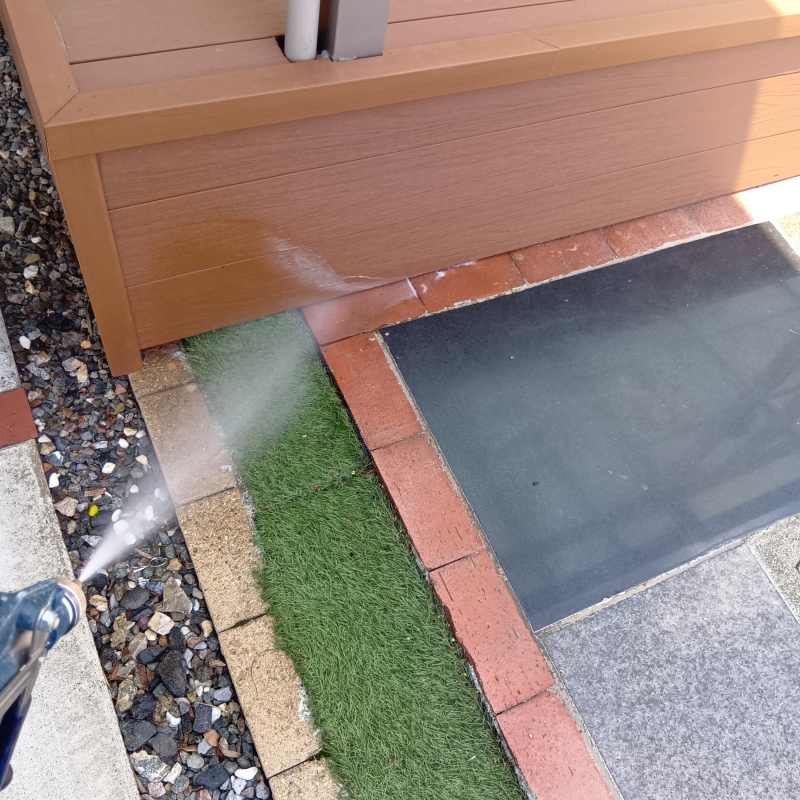 ウッドデッキに防蟻剤を散布