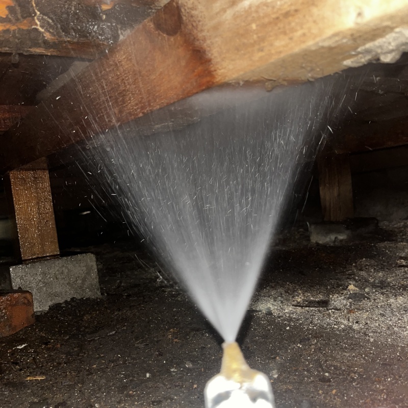 床下の木部にシロアリ駆除剤を散布