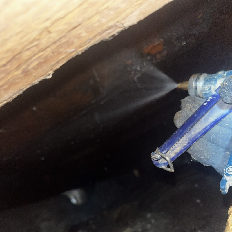 床下の木部にシロアリ駆除剤を散布