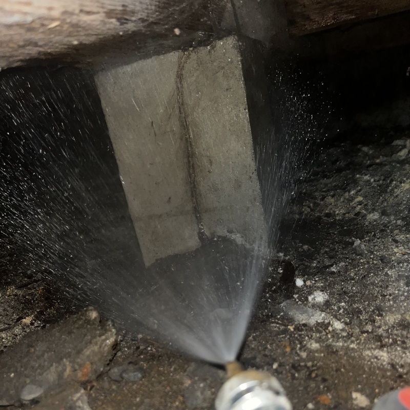 床下の土壌・基礎にシロアリ駆除剤を散布