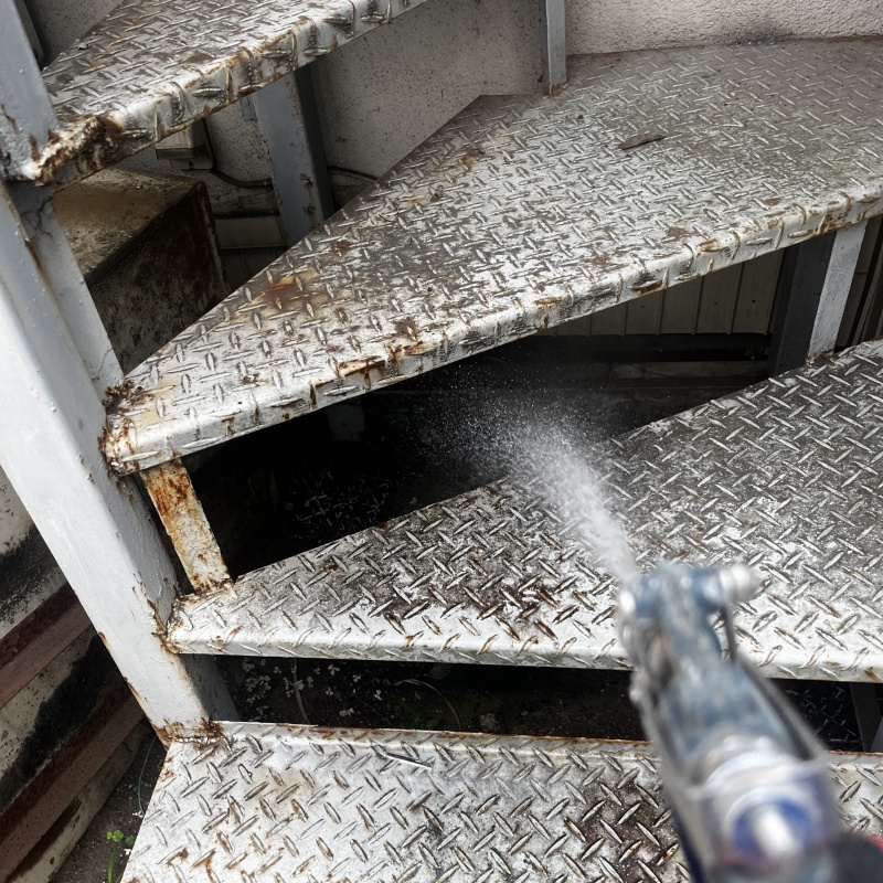 屋外の鉄骨階段にシロアリ駆除剤を散布