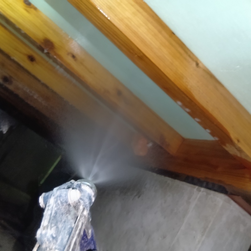 床下の木部に防蟻剤を散布