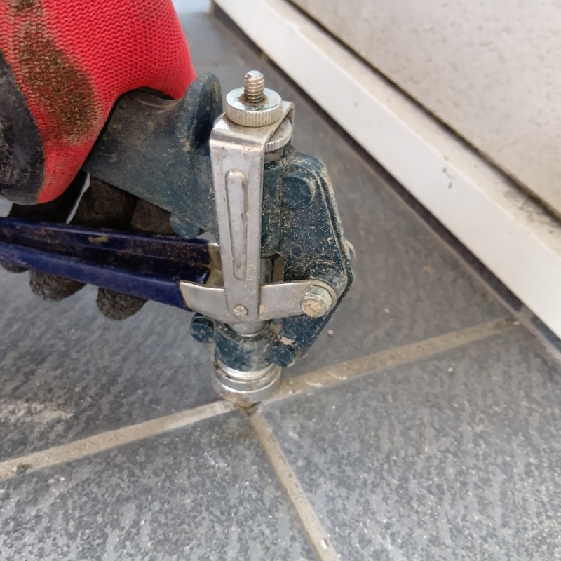 玄関の床タイルに防蟻剤を注入