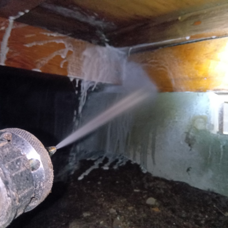 床下の木部にシロアリ駆除剤を散布