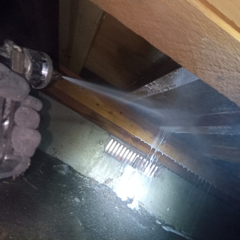 床下の木部にシロアリ駆除剤を散布