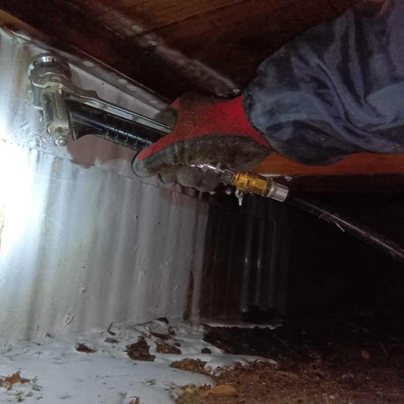 床下の土壌・基礎にシロアリ駆除剤を散布