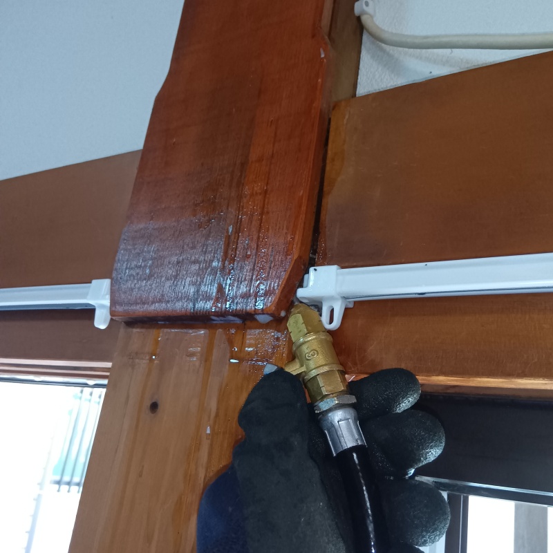 室内の柱のすき間にシロアリ駆除剤を注入