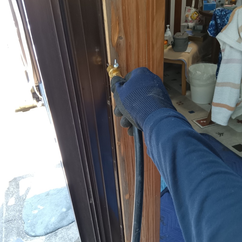 窓近くの柱にシロアリ駆除剤を注入