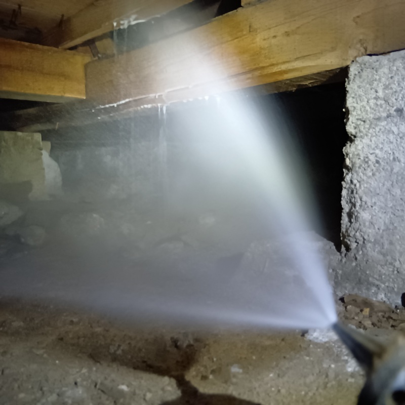 床下の木部に防蟻剤を散布