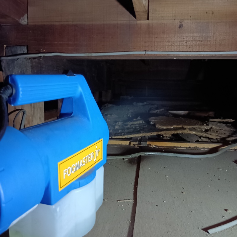 床下の土壌に防蟻剤を散布