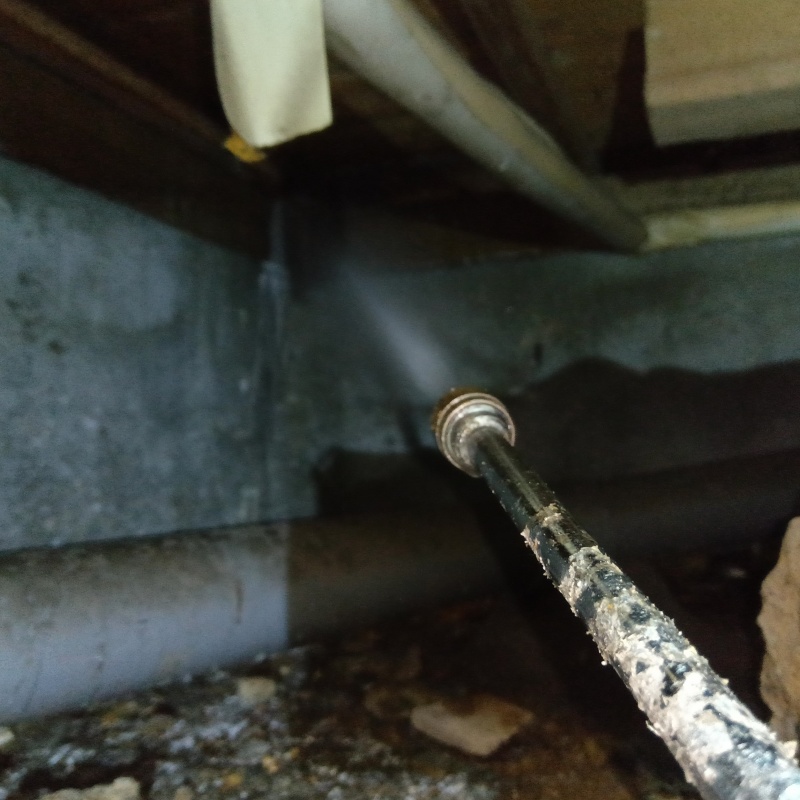 床下の基礎にシロアリ駆除剤を散布