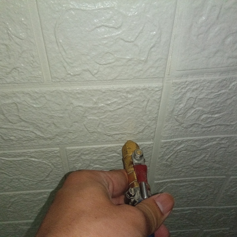 室内の壁にシロアリ駆除剤を注入