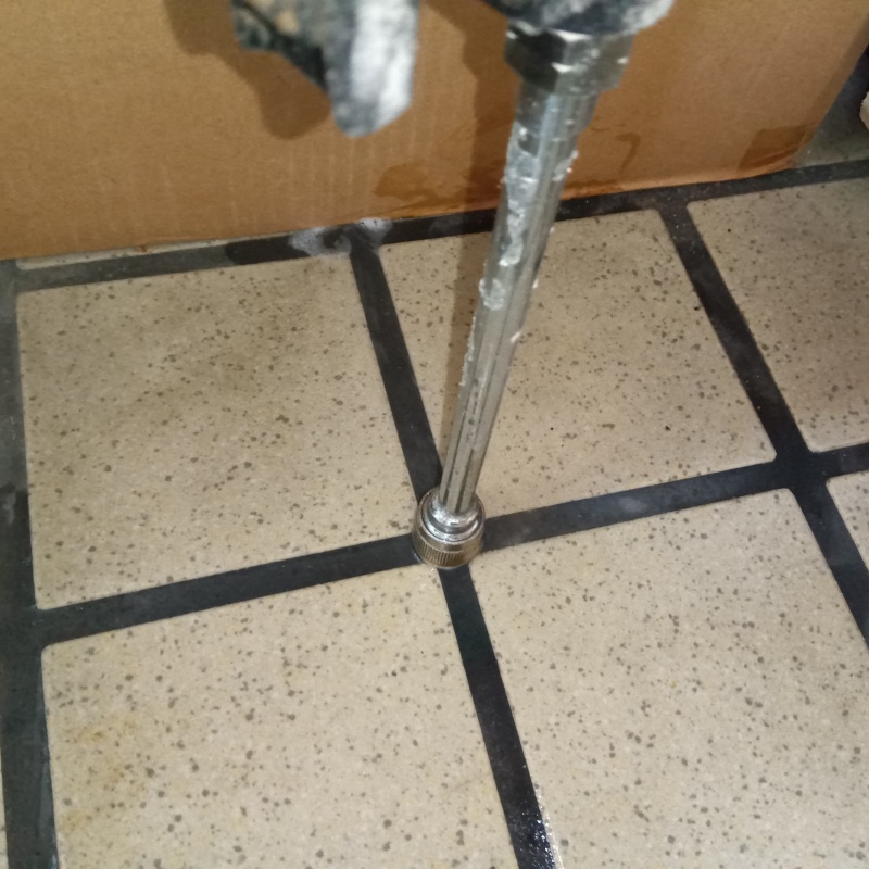 玄関の床タイルにシロアリ駆除剤を注入