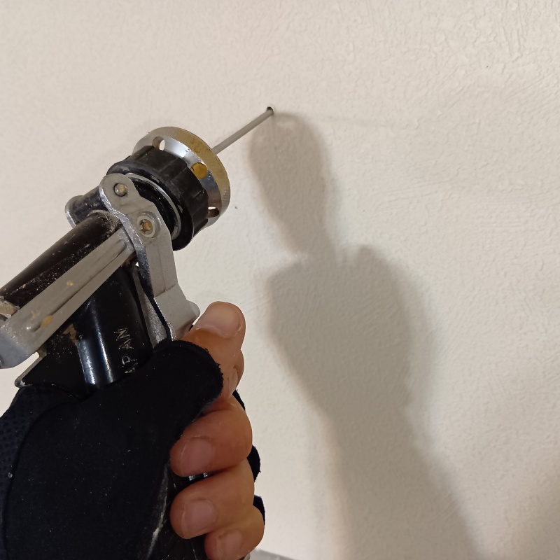 壁材に穴を開けてシロアリ駆除剤を注入