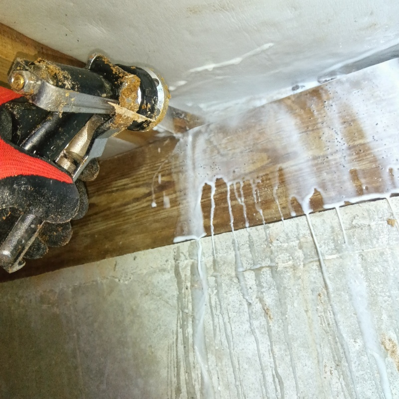 床下断熱材にシロアリ駆除剤を散布