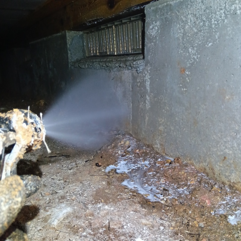 基礎にシロアリ駆除剤を散布