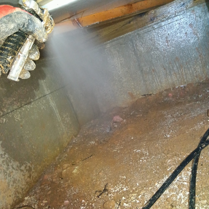 地面にシロアリ駆除剤を散布