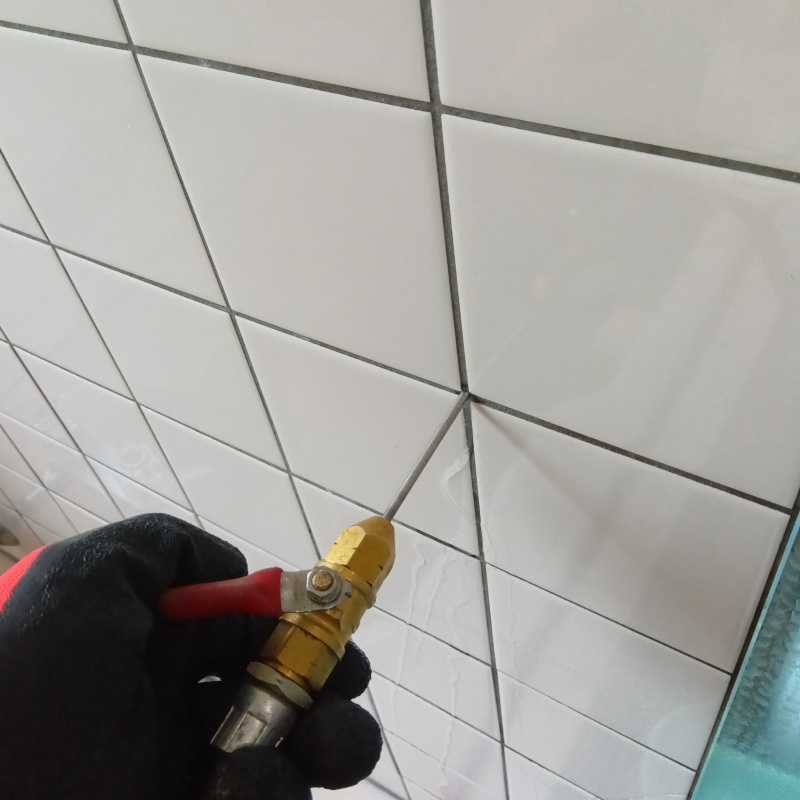 トイレ壁に穴を開けてシロアリ駆除剤を注入