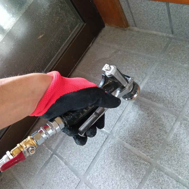 玄関床の目地からシロアリ駆除剤を注入