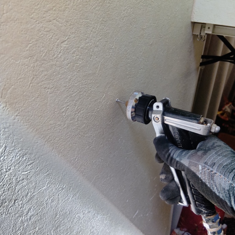 壁材に穴を開けてシロアリ駆除剤を注入