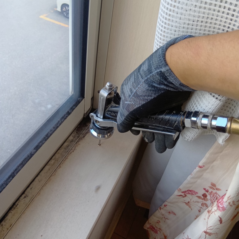 壁内部に直接シロアリ駆除剤を注入