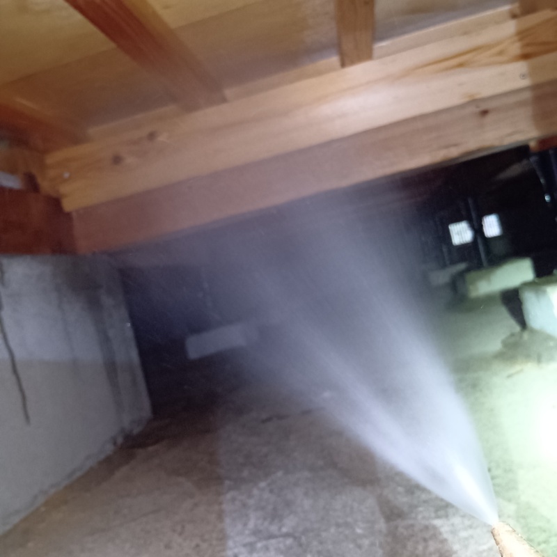 床下木材に防蟻剤を散布