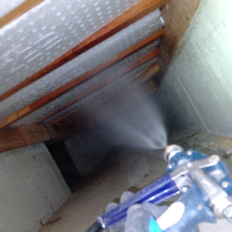 床下断熱材に防蟻剤を散布