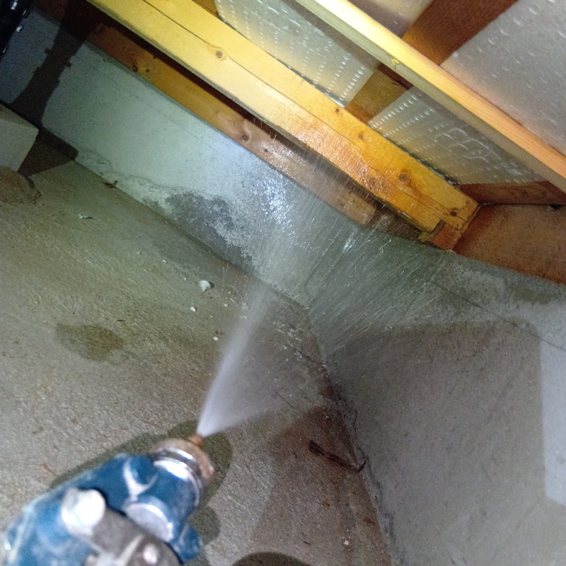 基礎に防蟻剤を散布