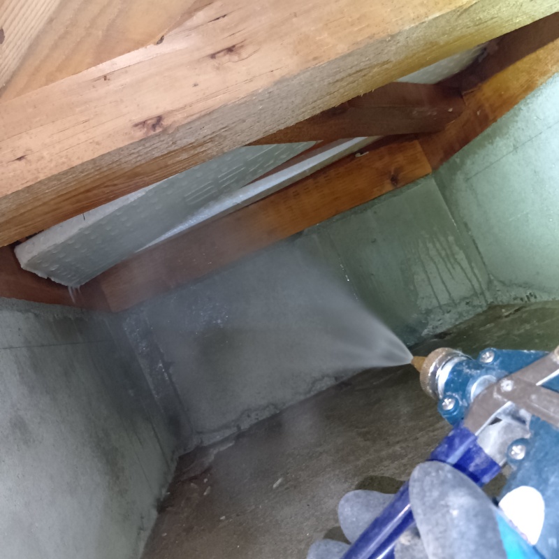 地面に防蟻剤を散布