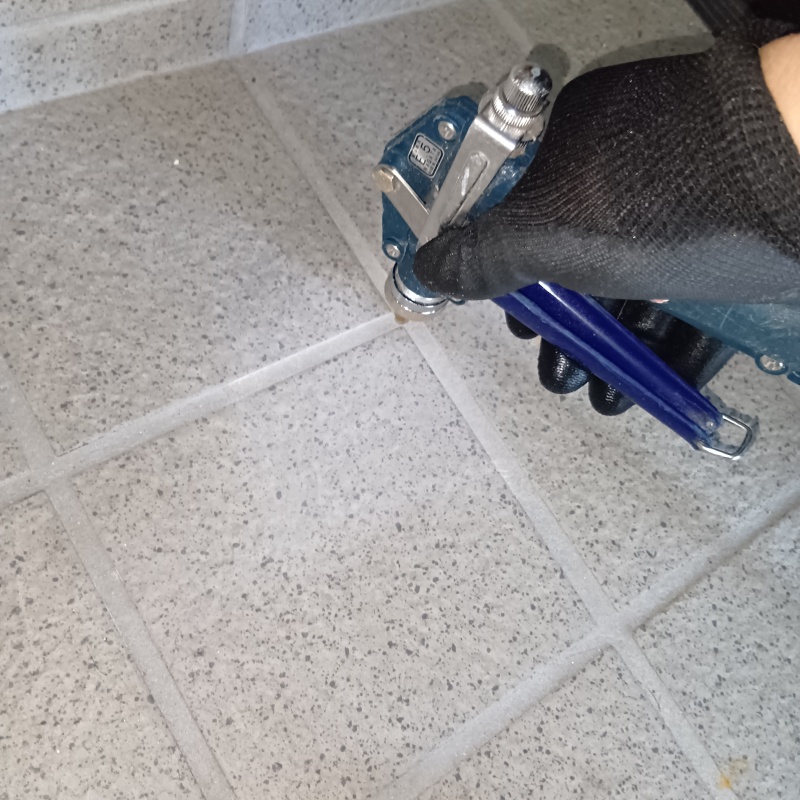 玄関床の目地から防蟻剤を注入