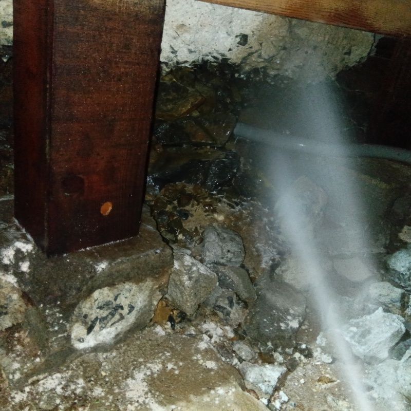 基礎にシロアリ駆除剤を散布