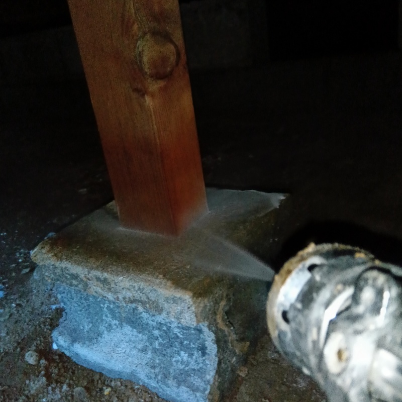 束石まわりにシロアリ駆除剤を散布