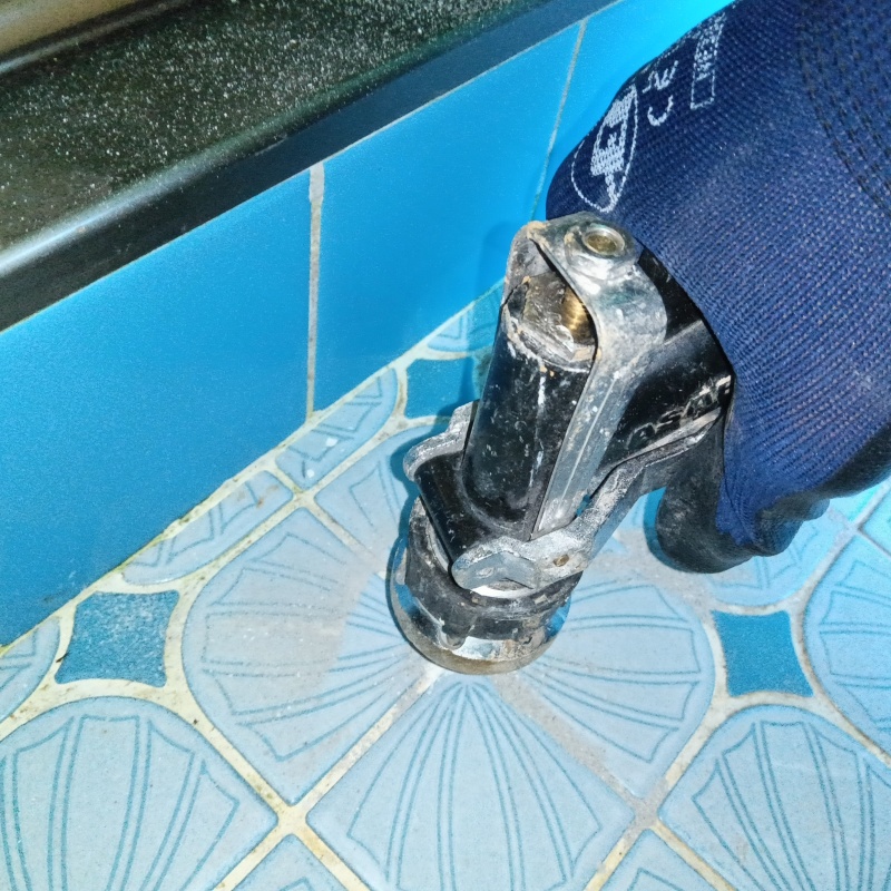 浴室床に穴を開けてシロアリ駆除剤を注入