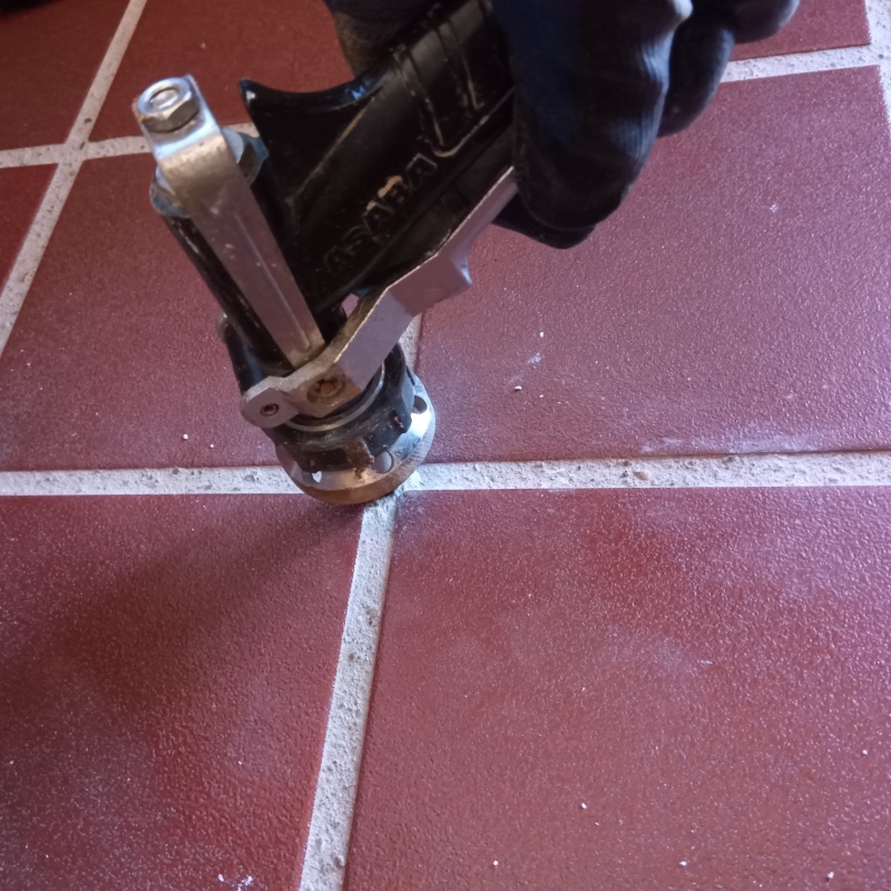 玄関床の目地からシロアリ駆除剤を注入