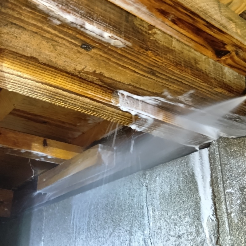 床下木材にシロアリ駆除剤を散布