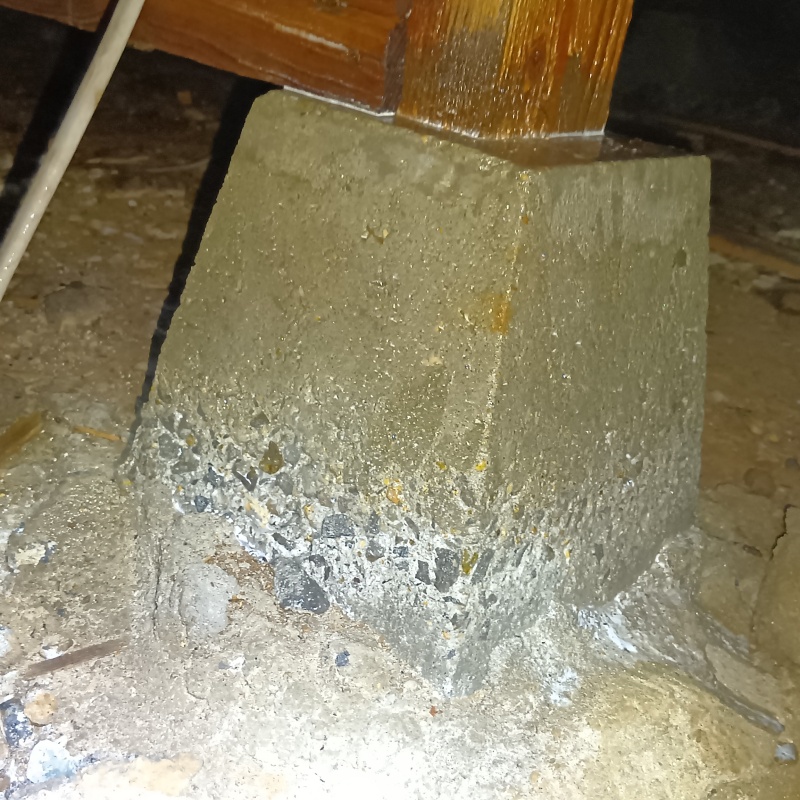 束石まわりにシロアリ駆除剤を散布した様子