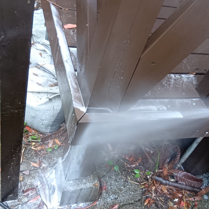 建物外周の土壌にシロアリ駆除剤を散布