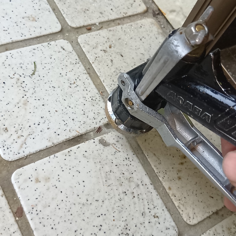 玄関床に穴を開けてシロアリ駆除剤を注入