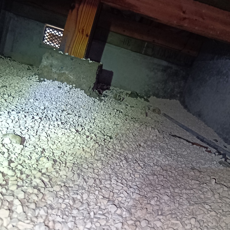 床下に調湿材を敷いている様子