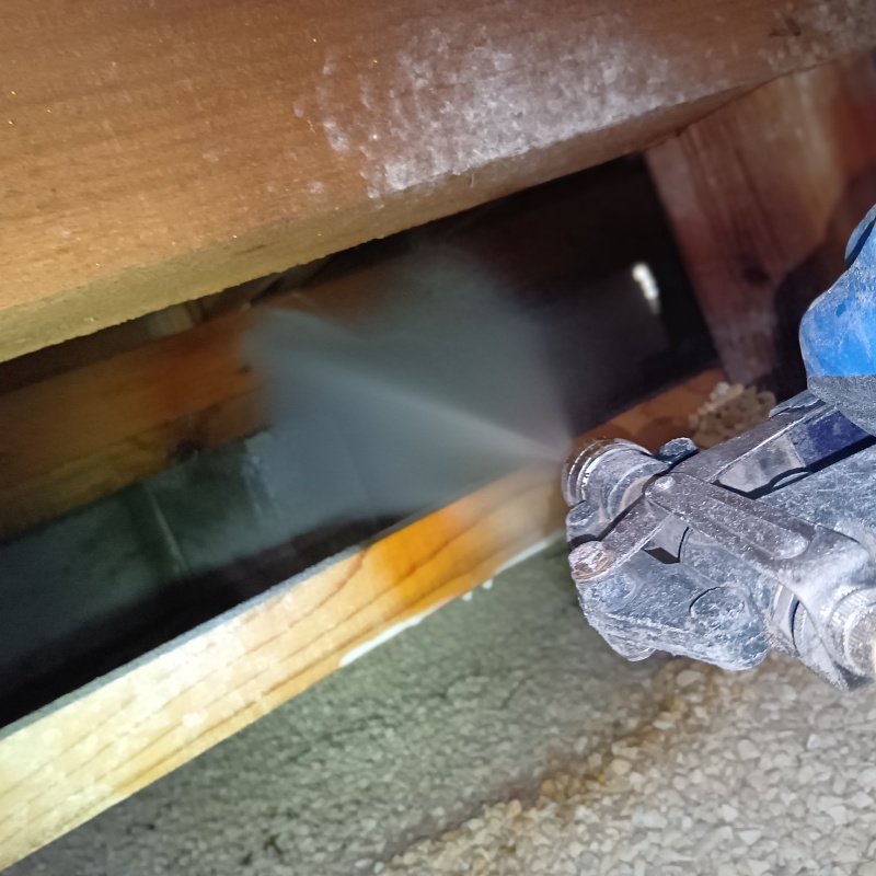 床下木材に防蟻剤を散布