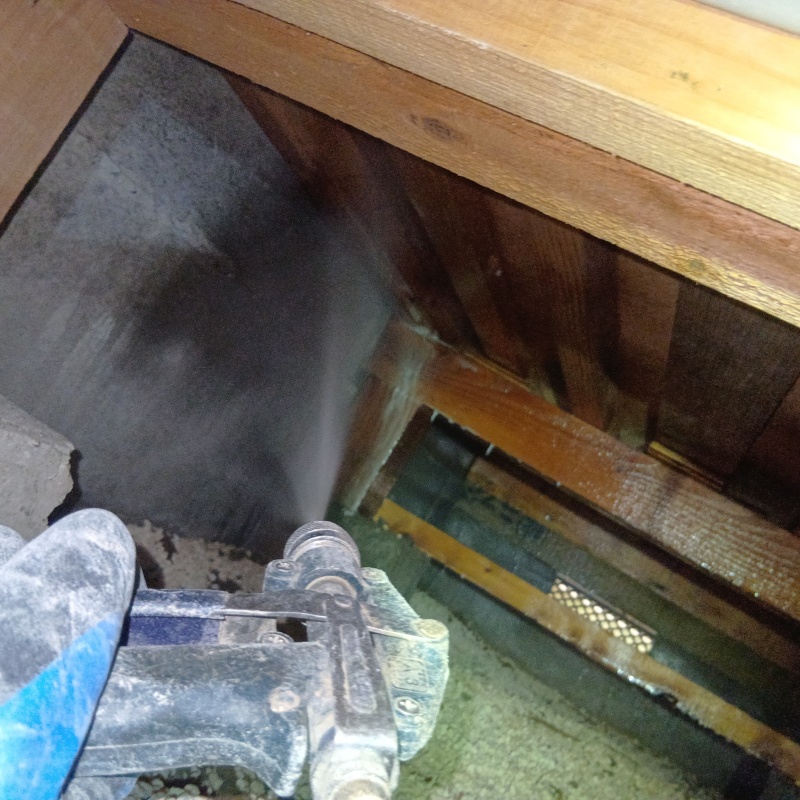 基礎に防蟻剤を散布